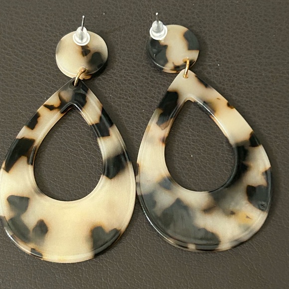Faux Tortoise Shell Earrings - Picture 3 of 3